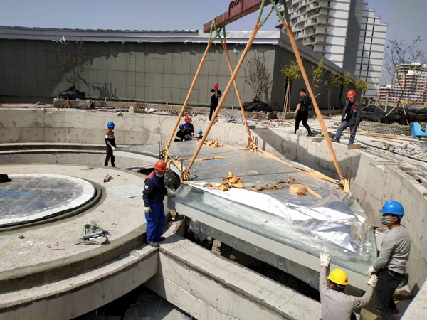 337p杨依私拍啪啪人体 辽宁营口鲅鱼圈魔法温泉悬空透明泳池建设施工三，瑞地格乐亚克力游泳池